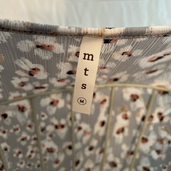 Women’s Floral Top - Medium - Flowy V-Neck Short Sleeves - EUC - Picture 5 of 8